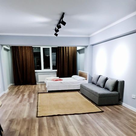 Апартаменты В Центре, В Новом Доме Almaty Exterior photo