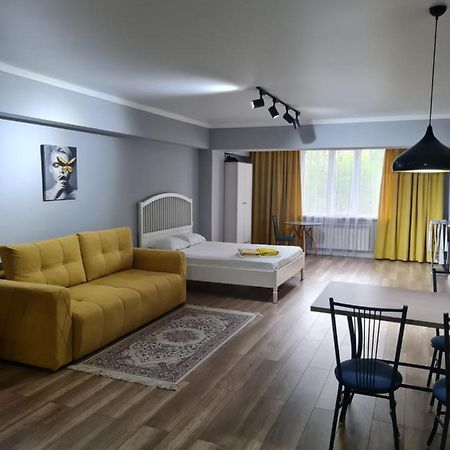 Апартаменты В Центре, В Новом Доме Almaty Exterior photo