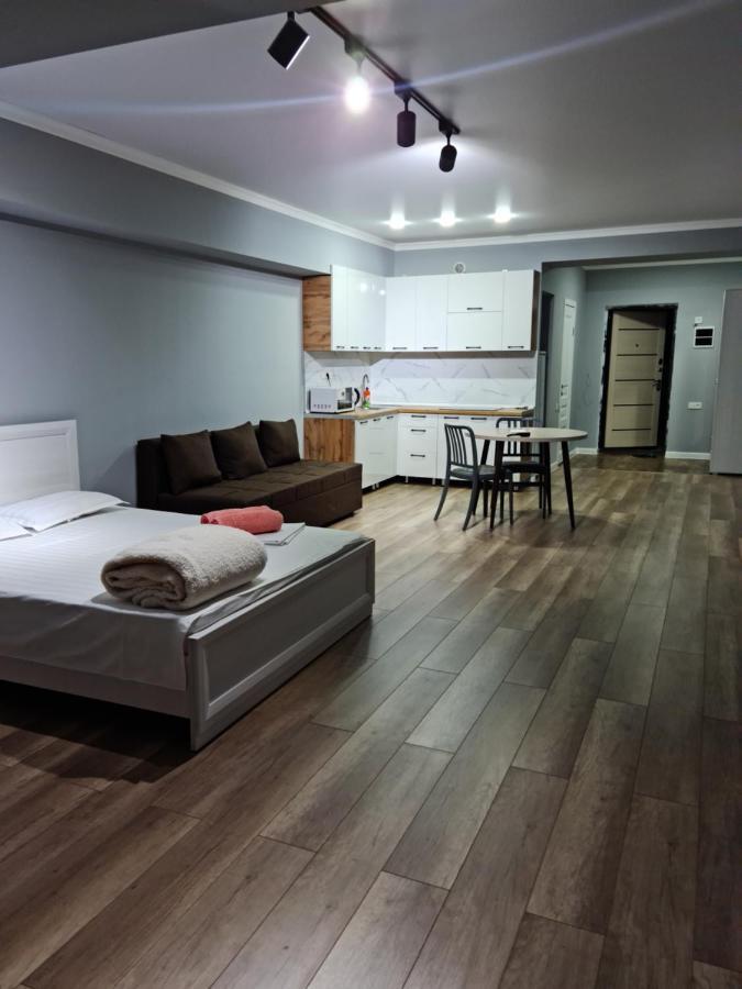 Апартаменты В Центре, В Новом Доме Almaty Exterior photo