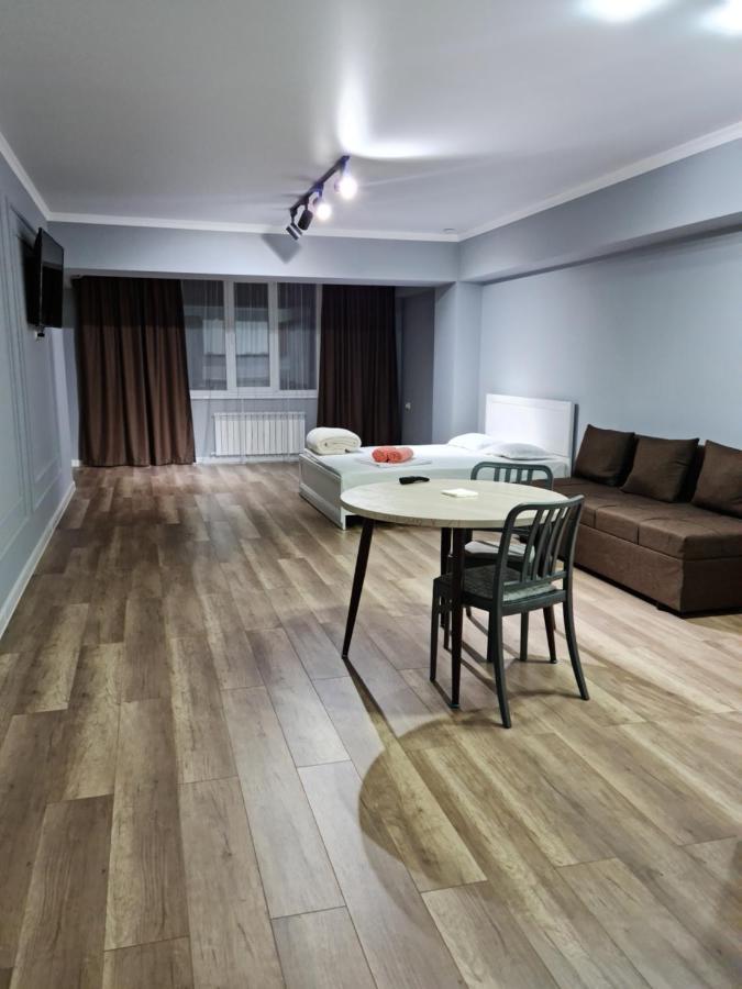 Апартаменты В Центре, В Новом Доме Almaty Exterior photo