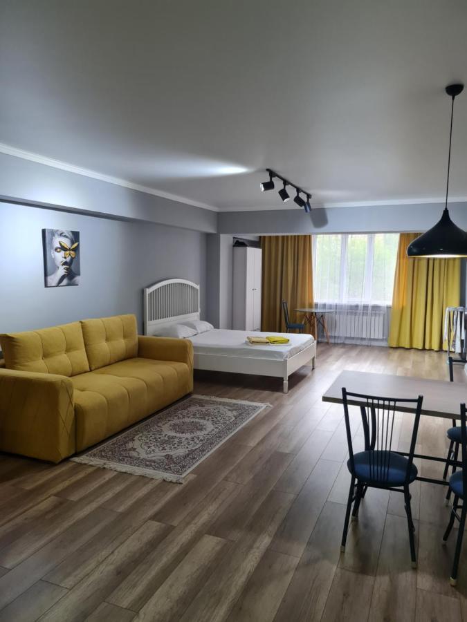 Апартаменты В Центре, В Новом Доме Almaty Exterior photo