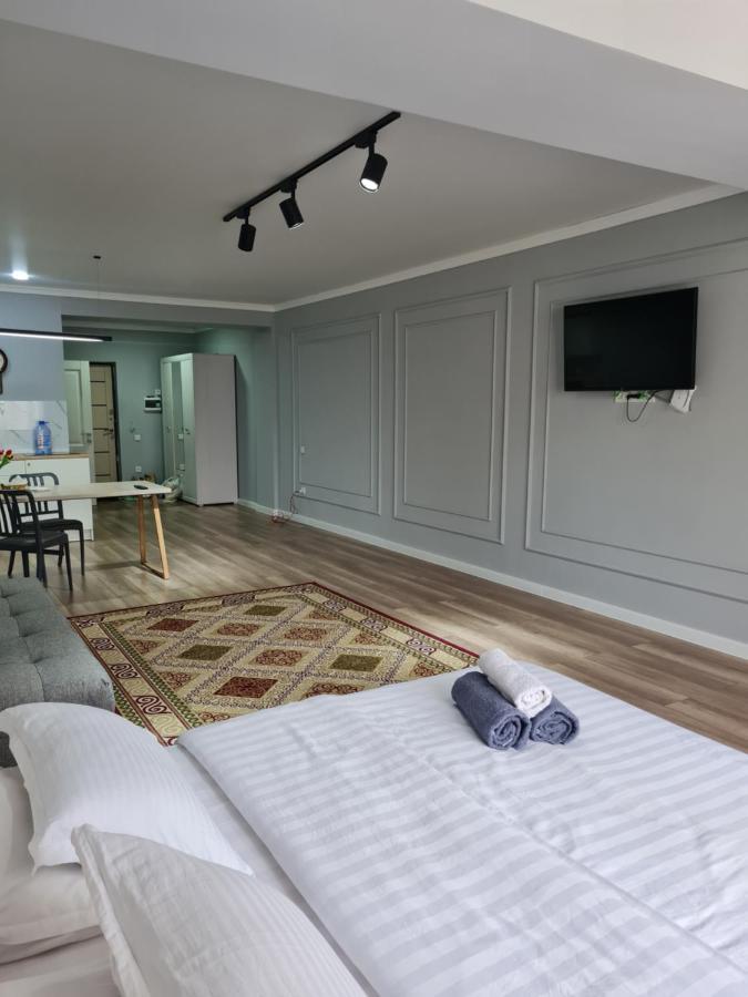 Апартаменты В Центре, В Новом Доме Almaty Exterior photo
